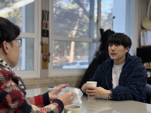 박인수 교수(오른쪽)는 “예술교육은 예술가들의 자유의지를 북돋을 수 있어야 한다”고 강조했다. 