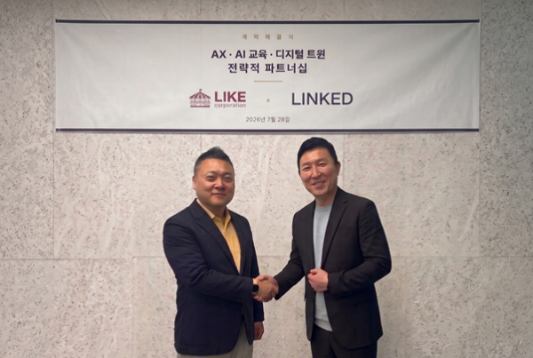 오랑휘 링크드 상무(오른쪽)와 최강배 라이크코퍼레이션 대표(사진: 링크드)
